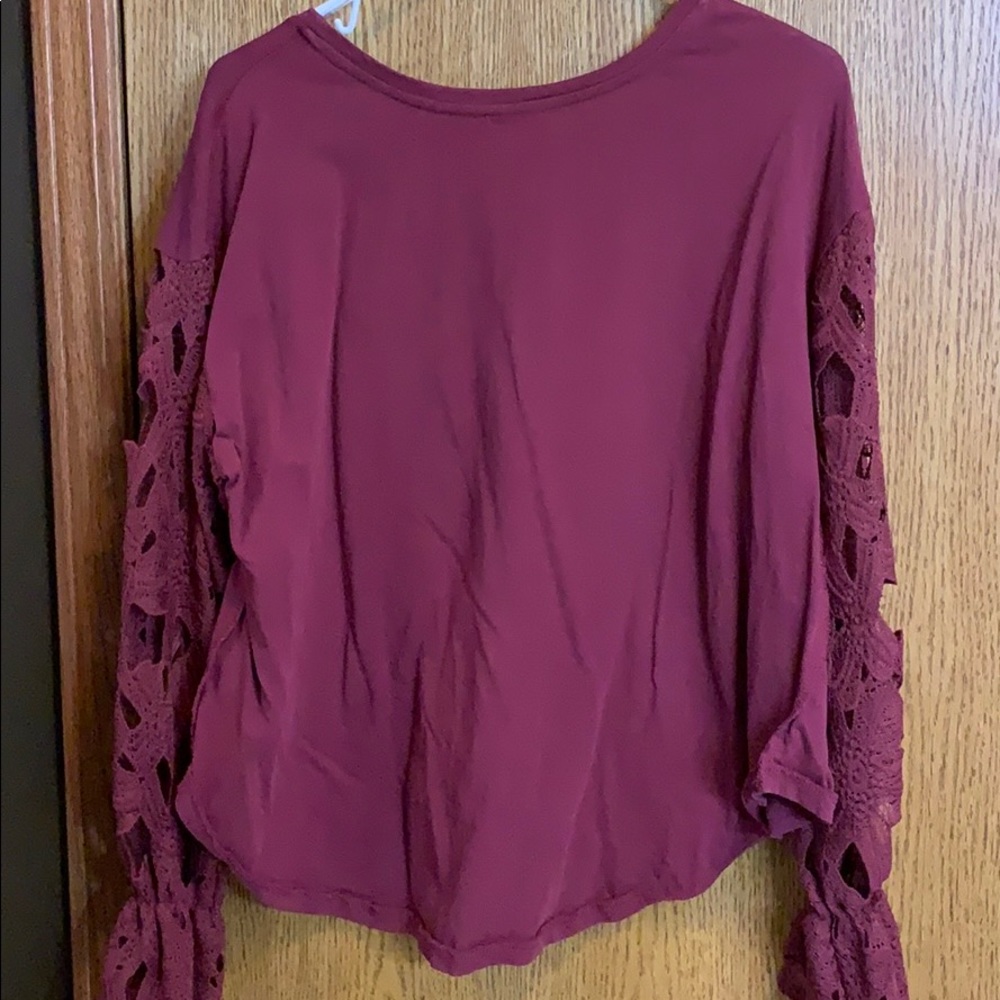 Maroon hi-low top with Lacey cutout sleeves - Picture 4 of 7